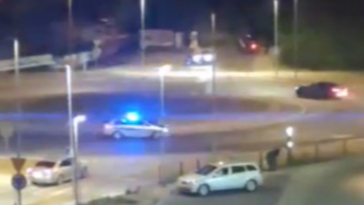 28-letni kierowca był poszukiwany, ale nie przeszkodziło mu to driftować w środku miasta