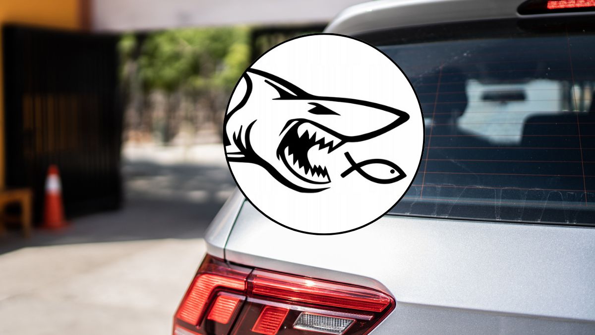 Rekin goniący rybkę to naklejka coraz popularniejsza u kierowców