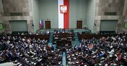 Szanse wyrównane. Nowy sondaż partyjny