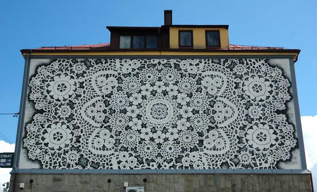 Mural zdobiący ścianę piekarni w Koniakowie