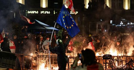 "Zdecydowanie potępić". Premier Gruzji oskarża UE i demonstrantów