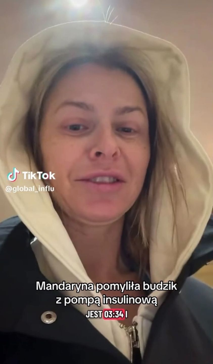 Mandaryna bez makijażu obudzona pompą