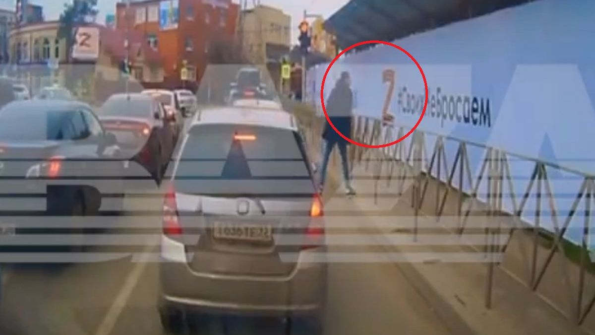 Splunął na plakat z literą "Z". Rosjanin w rękach policji