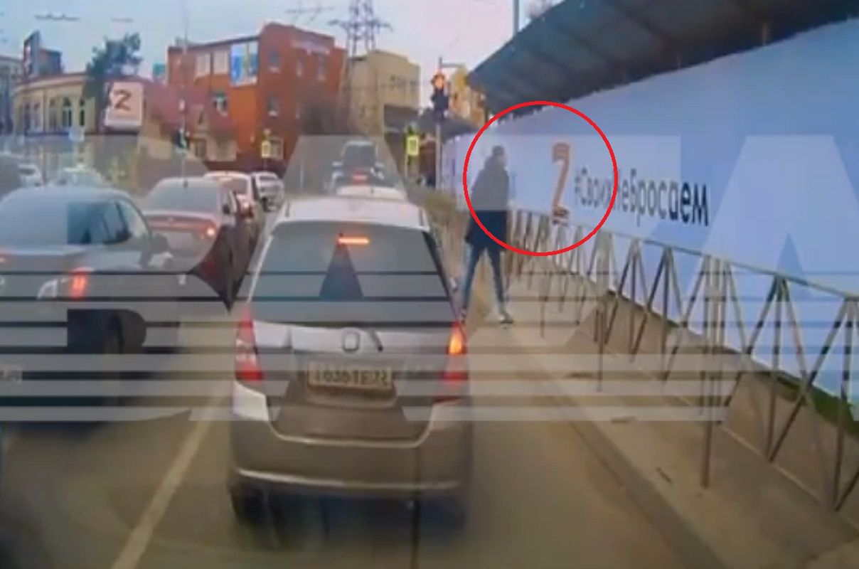 Splunął na plakat z literą "Z". Rosjanin w rękach policji