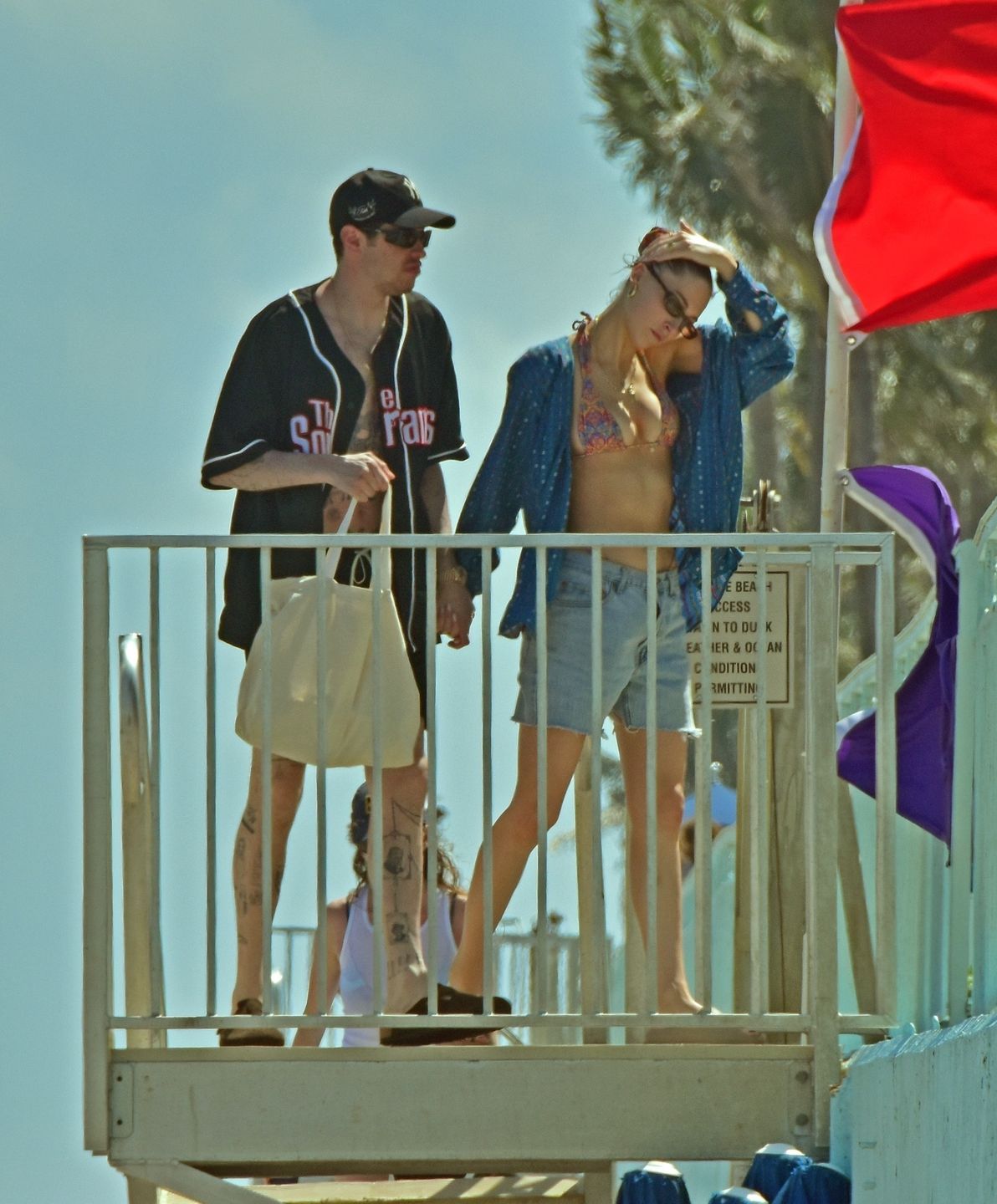 Pete Davidson hasa po plaży z nową ukochaną