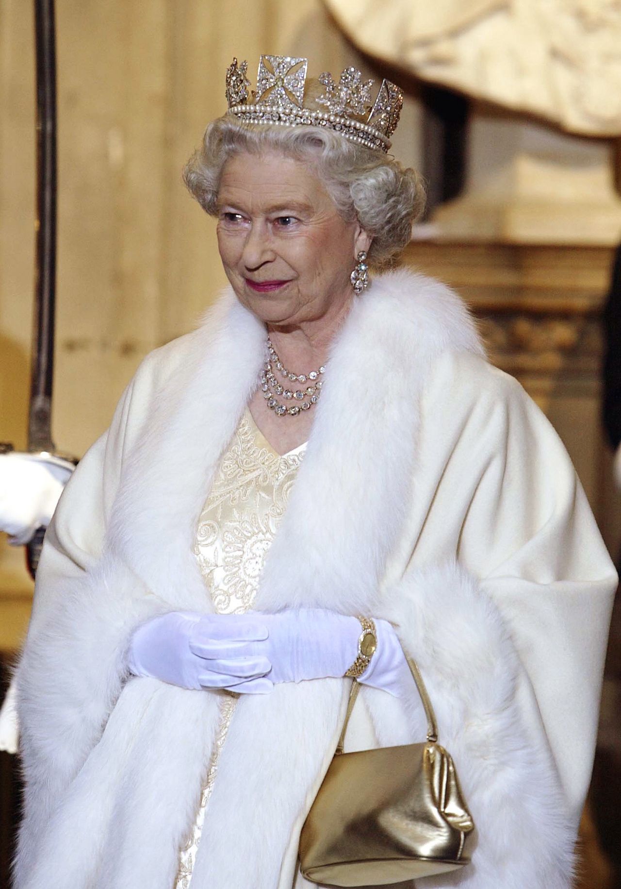 Elżbieta II w koronie zaprojektowanej przez króla Jerzego IV