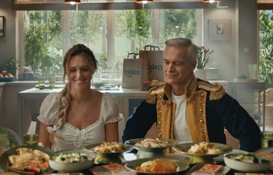 "Pan Tadeusz" w Żabce. Michał Żebrowski z żoną reklamują "obiady czwartkowe"