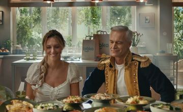 "Pan Tadeusz" w Żabce. Michał Żebrowski z żoną reklamują "obiady czwartkowe"