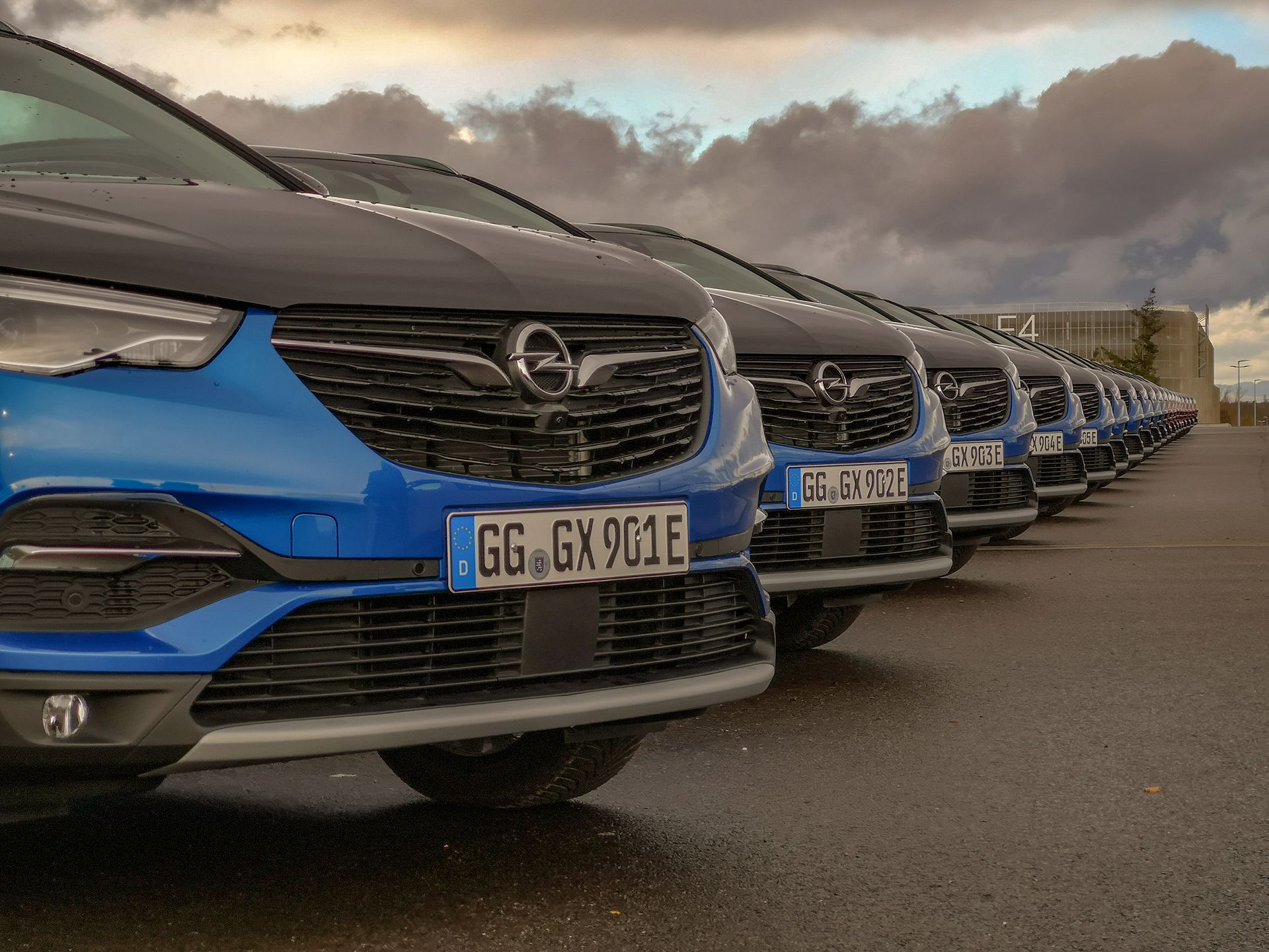 Opel Grandland X Hybrid4: napęd hybrydowy i systemy wspomagające 8