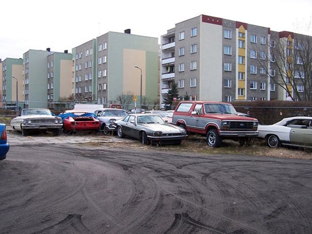 Cmentarz samochodów w Kędzierzynie-Koźlu (fot. notlauf, zlomnik.pl)