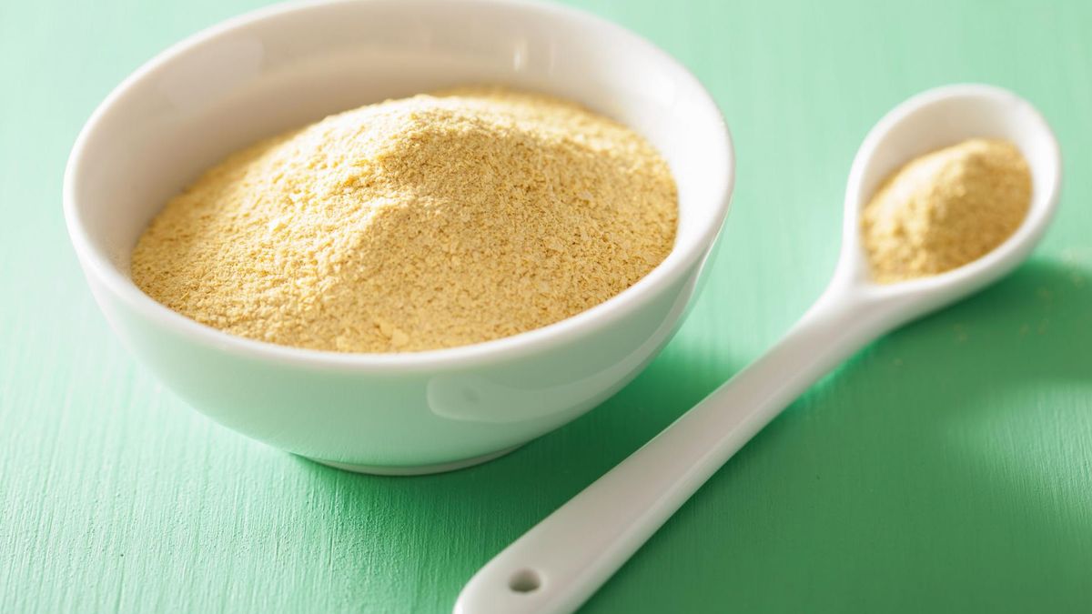 Płatki drożdżowe stanowią dobre źródło białka.