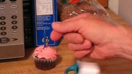 Ciekawy sposób na zapalenie świeczki w mikrofalówce [wideo] 1