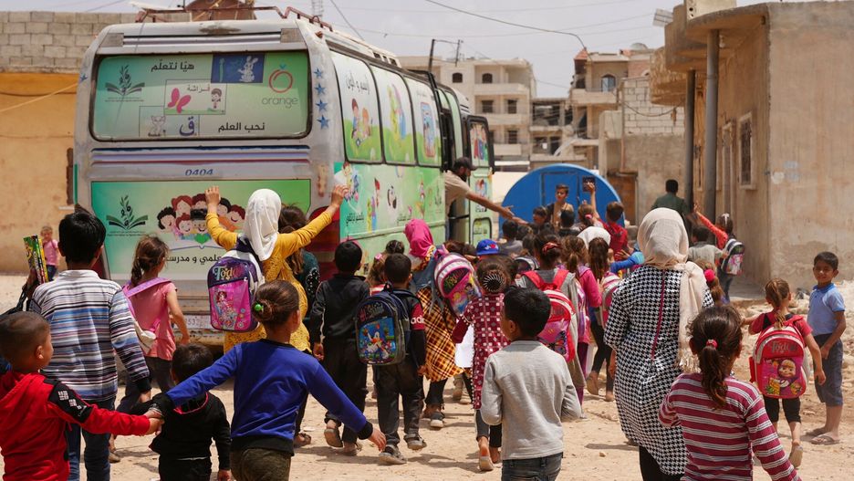Objazdowa szko?a w Aleppo
Pupils rush to board a bus turned into a travelling classroom reaching children left homeless and school-less at a camp for internally displaced persons (IDP) in Jindayris in the rebel-held northwestern Syrian province of Aleppo on May 23, 2023, following a devastating earthquake more than three months ago. According to the United Nations children's agency, UNICEF, some 3.7 million children in Syria "continue to face desperate conditions and need humanitarian assistance" following the earthquake with education disrupted for almost 1.9 million children as many schools are used as shelters. (Photo by Rami al SAYED / AFP)
RAMI AL SAYED