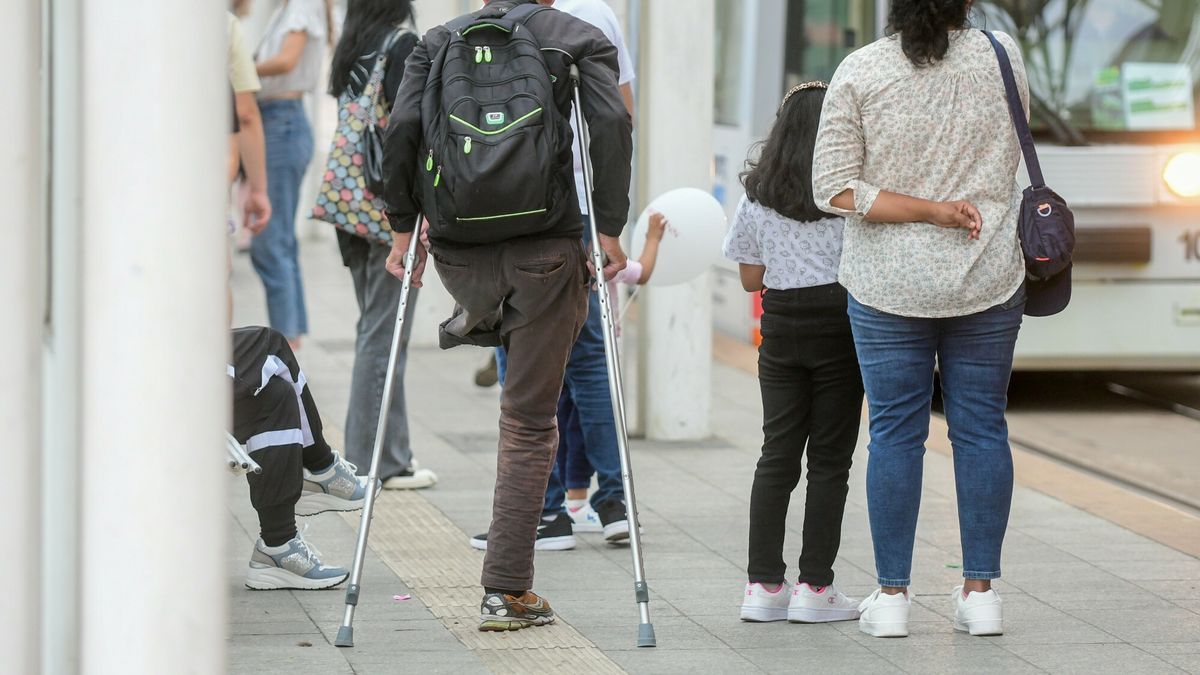 Reporter archiwum 2024 09
03.09.2024 Lodz. Niepelnosprawny mezczyzna bez nogi - o kuach na przystanku tramwajowym przy alei Mickiewicza. Fot. Piotr Kamionka/REPORTER
Piotr Kamionka/REPORTER