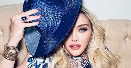 Madonna w modnym brzoskwiniowym blondzie. Uwagę przyciągają również brwi
