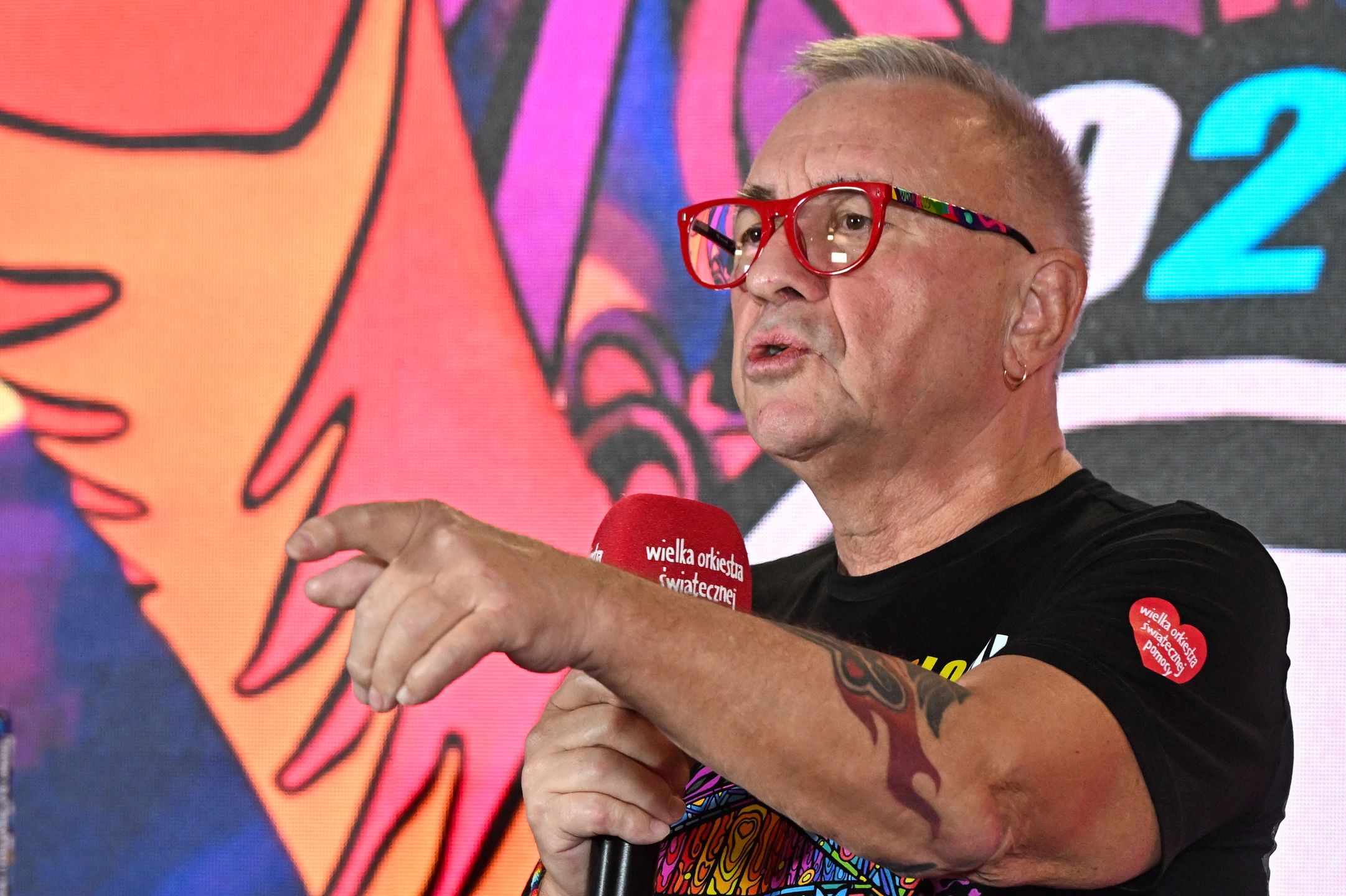 Warszawa, 27.01.2025. Prezes zarządu Fundacji Wielkiej Orkiestry Świątecznej Pomocy Jerzy Owsiak podczas konferencji prasowej w studiu telewizyjnym WOŚP na błoniach Stadionu Narodowego w Warszawie, 27 bm. Na spotkaniu podsumowano 33. Finał Wielkiej Orkiestry Świątecznej Pomocy. W tym roku zbiórka zostanie przeznaczona na potrzeby hematologii i onkologii dziecięcej. (ad) PAP/Radek Pietruszka