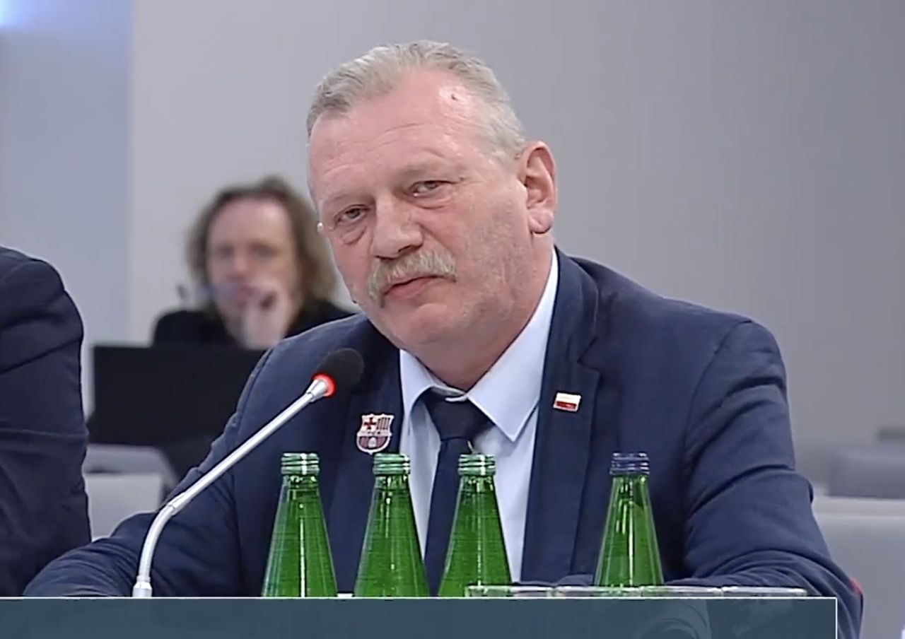 Wójt Żelazkowa znów szokuje. Ruszył z krzesłem na dziennikarzy