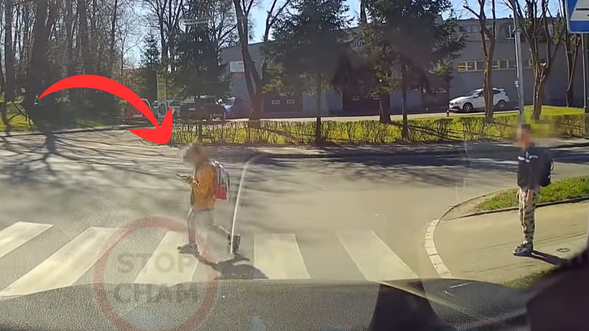 Dziewczynka, przechodząc przez pasy na czerwonym świetle, miała twarz wpatrzoną w ekran telefonu
