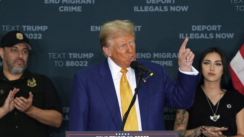 Republican presidential candidate Donald J. Trump speaks to the press at a Million Air private airport hangar at Austin-Bergstrom International Airport in Austin, Texas, USA on 25 October 2024. Trump is running against Democratic presidential candidate US Vice President Kamala Harris and the United States will hold its election on 05 November 2024. EPA/DUSTIN SAFRANEK Dostawca: PAP/EPA.