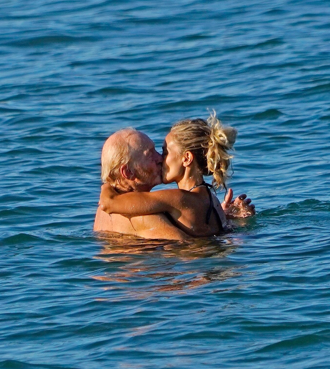 Charles Dance z młodszą partnerką