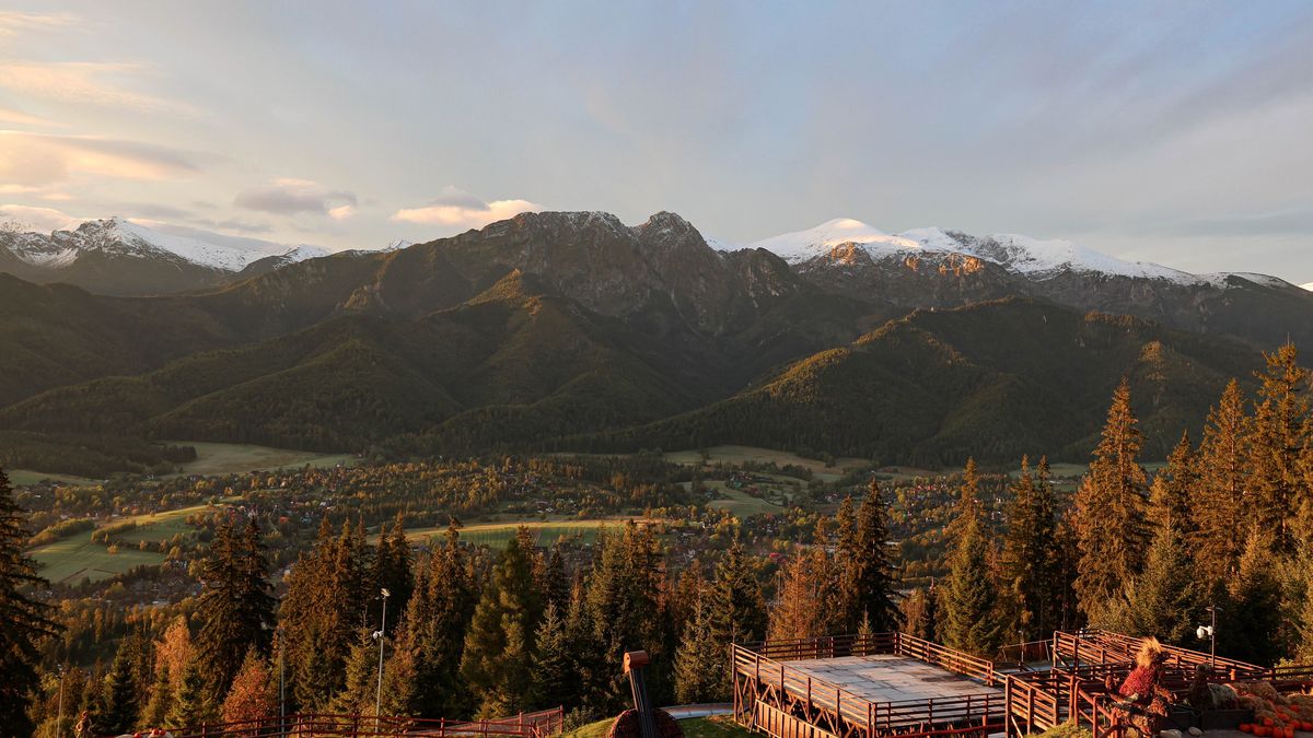 Zakopane, 24.09.2026. Widok na ośnieżone Tatry z Gubałówki w Zakopanem, 24 bm. po kilkudniowych opadach śniegu. Powyżej 1800 m n.p.m. obowiązuje pierwszy, niski stopień zagrożenia lawinowego. Ratownicy TOPR zwracają uwagę na zwiększone ilości śniegu zalegającego na podłożu trawiastym i skalnym, gdzie jest on bardzo słabo związany z podłożem.(ad) PAP/Grzegorz Momot ***Do tego materiału zdjęciowego dostępna jest również depesza w systemie CSI, pt.: Tatry/ Z Zakopanego widać ośnieżone szczyty; trudne warunki na szlakach***