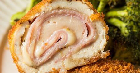 Zawijam w filet i panieruję. Te roladki są idealne na szybki obiad
