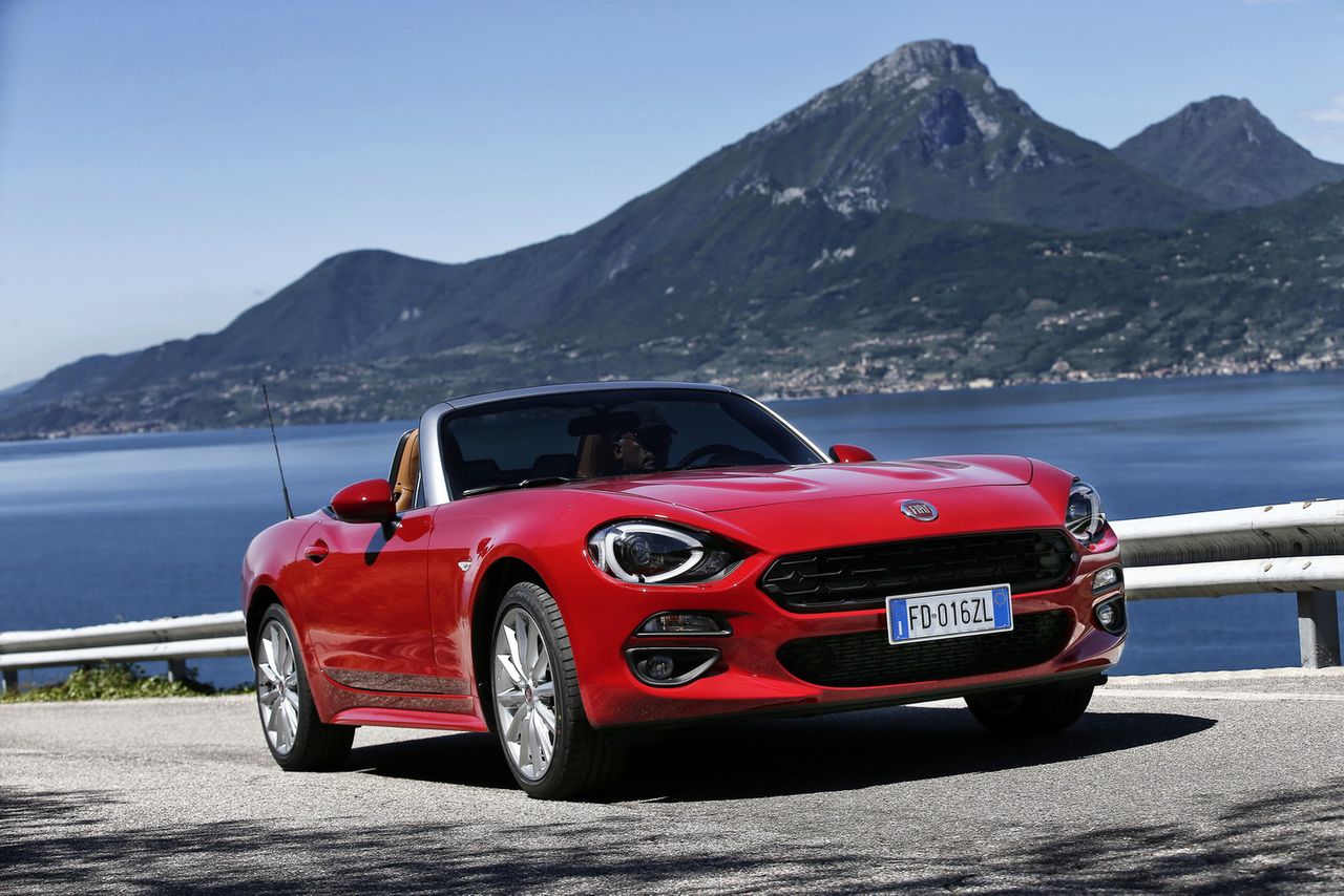 Fiat 124 Spider wjeżdża do salonów i pozuje na nowych zdjęciach