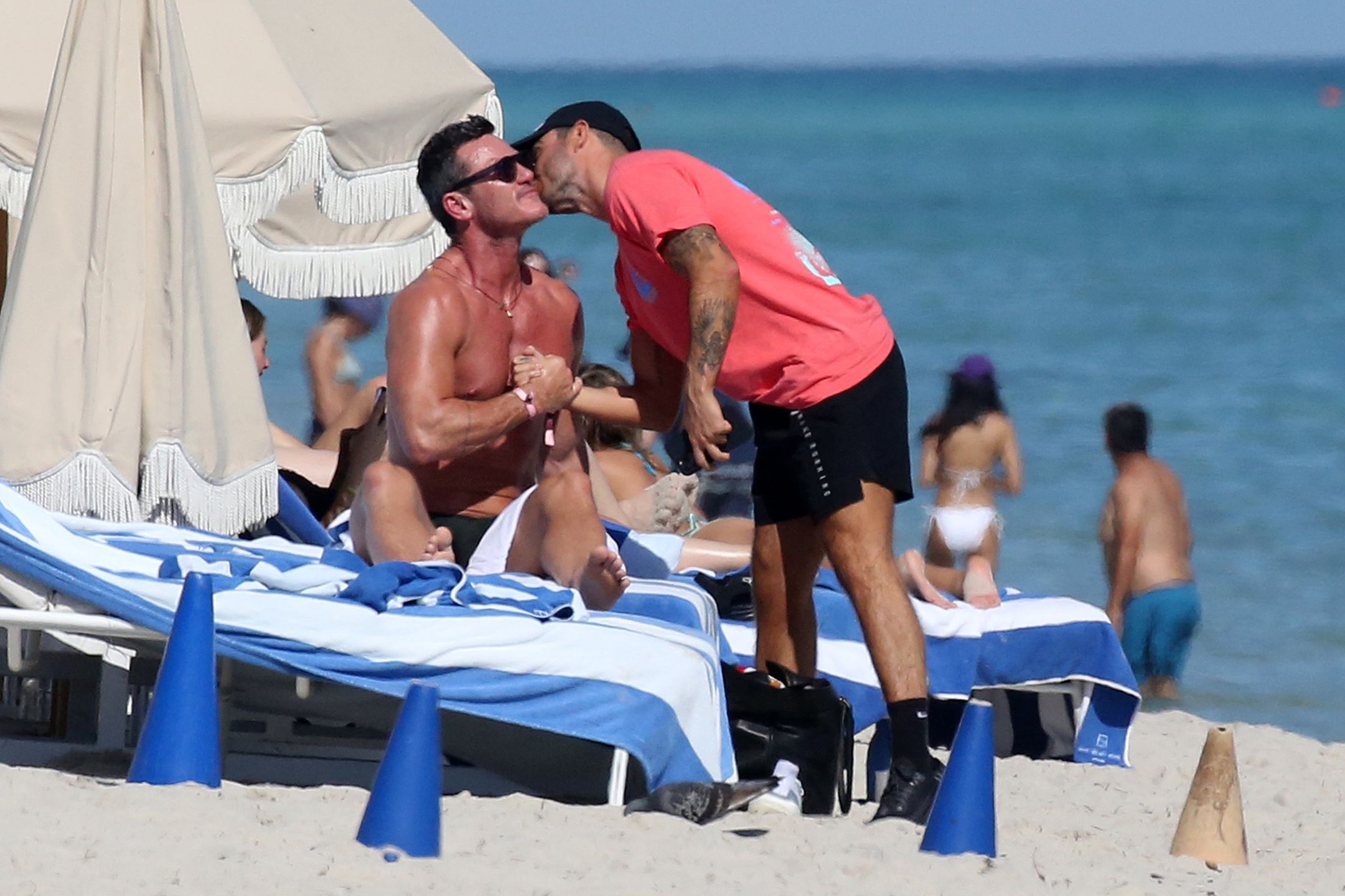 Umięśniony Luke Evans dokazuje na plaży