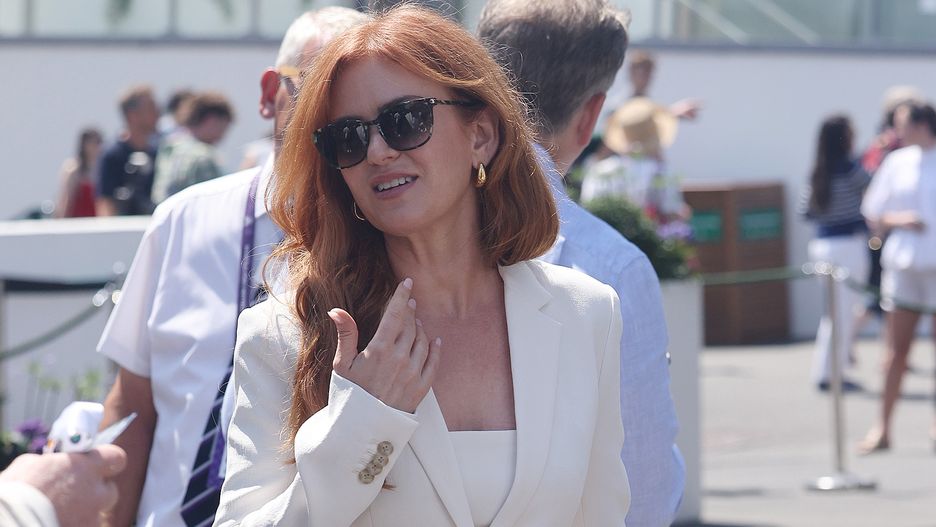 Celebrity Sightings At Wimbledon 2025 - Day 14LONDON, ENGLAND - JULY 13: Isla Fisher arrives at day fourteen of the Wimbledon Tennis Championships at the All England Lawn Tennis and Croquet Club on July 13, 2025 in London, England. (Photo by Neil Mockford/GC Images)Neil Mockford