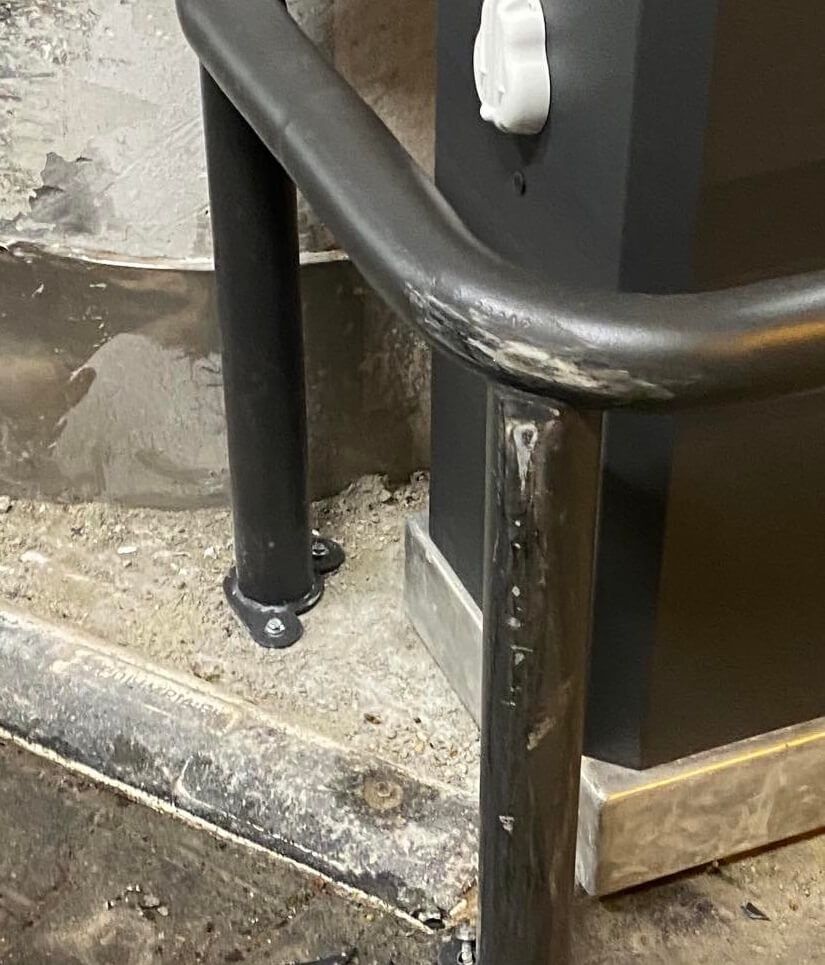 przerysowana barierka osłaniająca mechanizm szlabanu