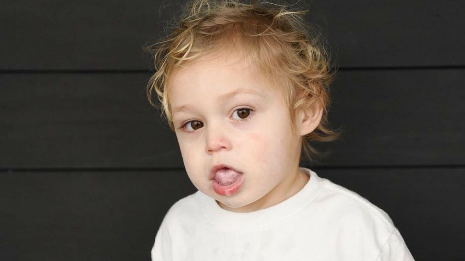 Owen ma 3 latka. Jego język stale rośnie