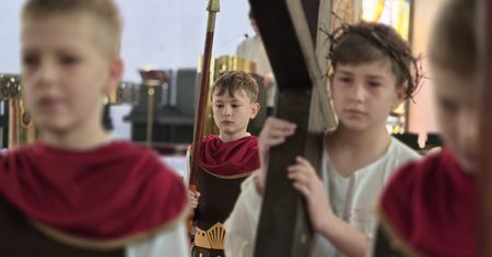 Dzieci poruszyły tłumy w Wielki Piątek. Wyjątkowa Droga Krzyżowa zakończona owacjami