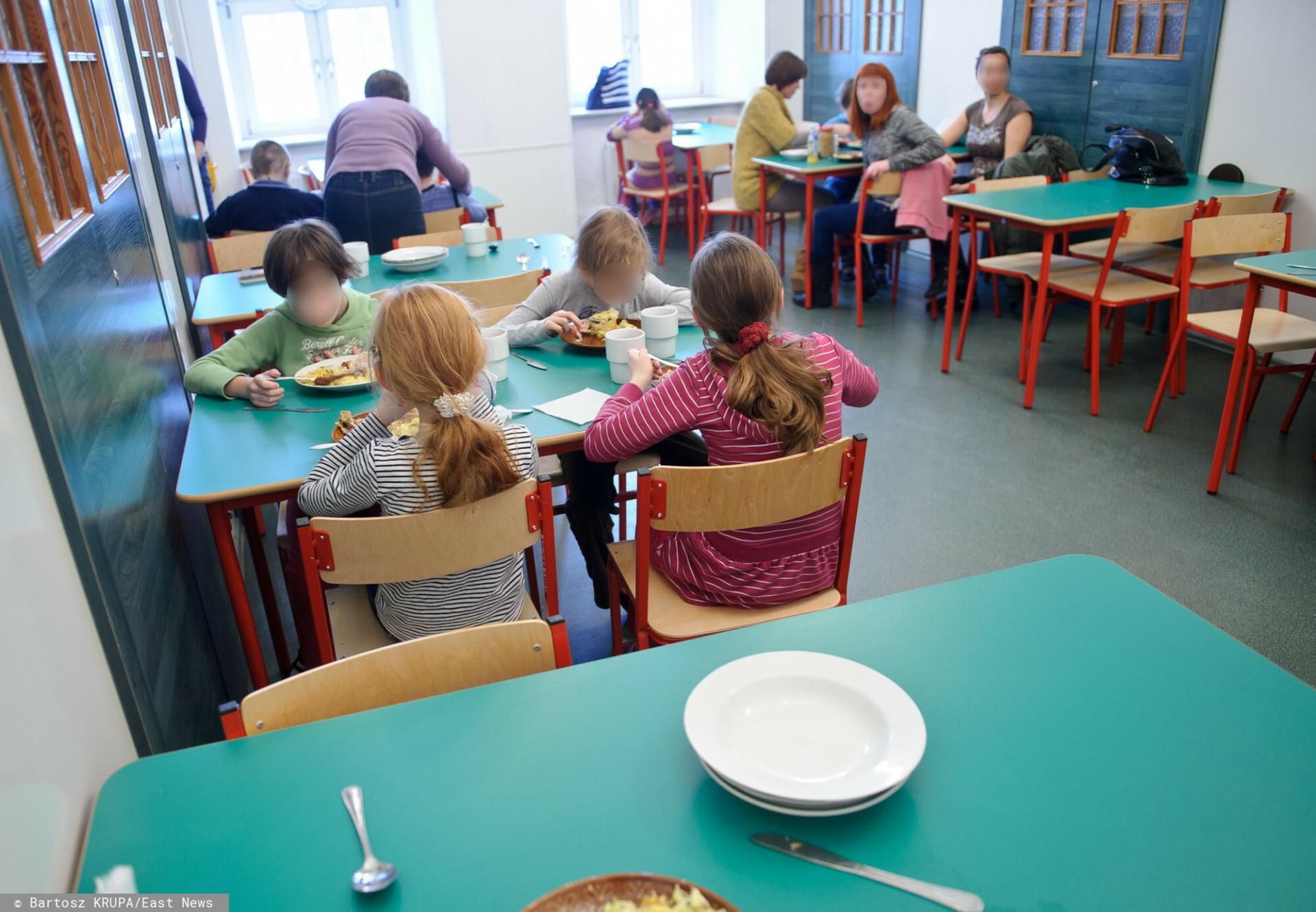 Nauczyciel na kwarantannie pełnił dyżur na stołówce 