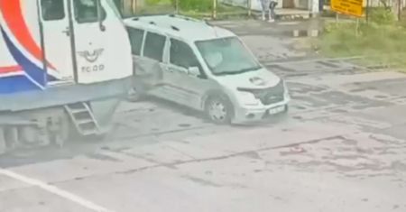 Wjechał wprost pod pociąg. Wszystko nagrały kamery monitoringu
