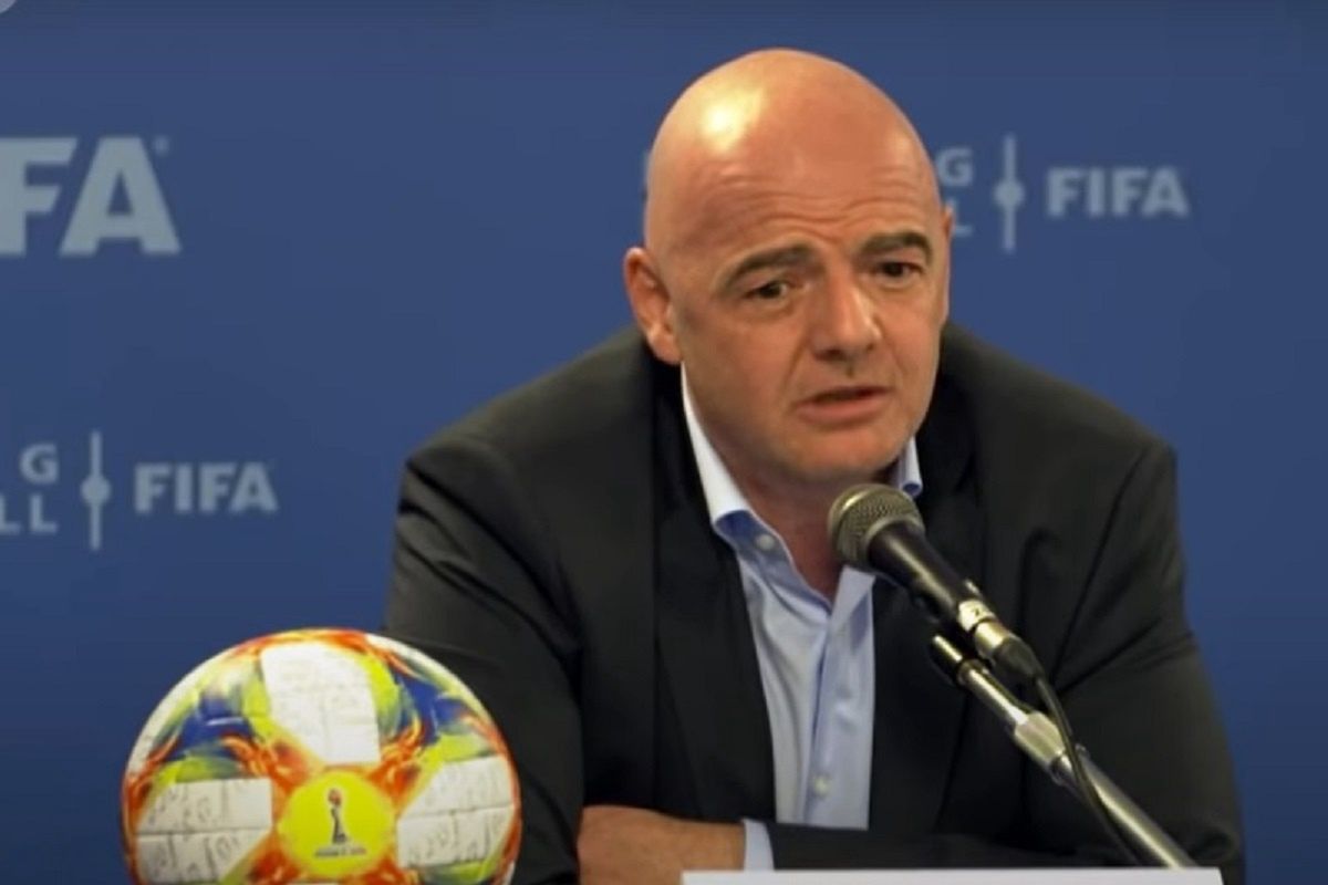 Przeprowadzka szefa FIFA budzi oburzenie. "To skorumpowana banda"