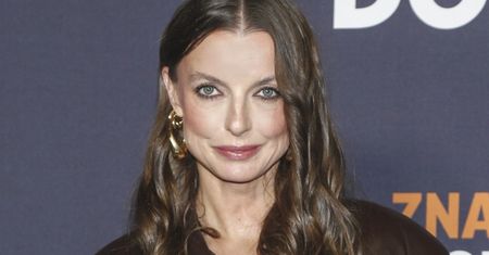 Na galę włożyła "slip dress". Ale to kurtka skradła show