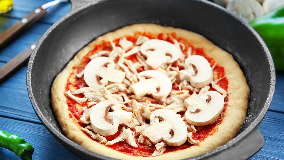 Pizza na patelni z pieczarkami