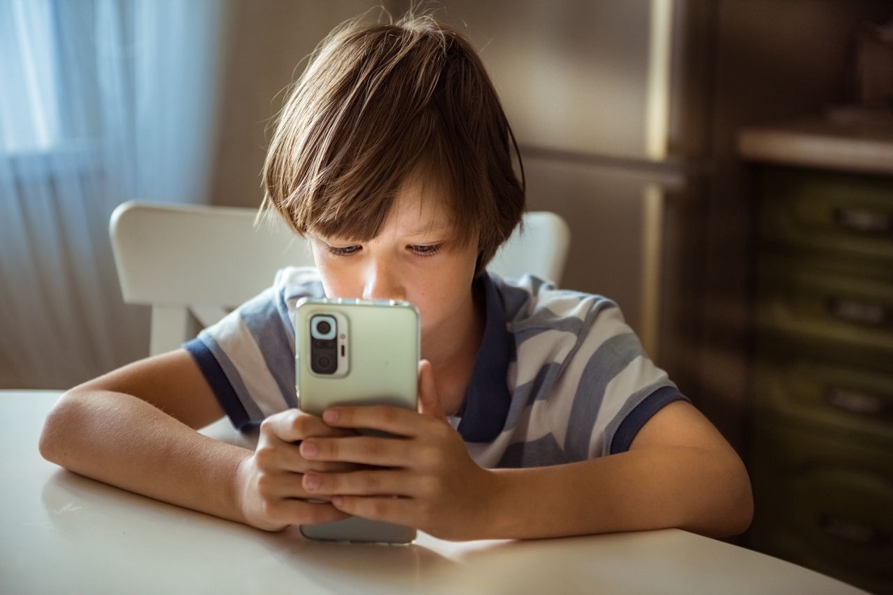 Dzieciństwo w cieniu ekranów. Najmłodsi sięgają po smartfony i tablety