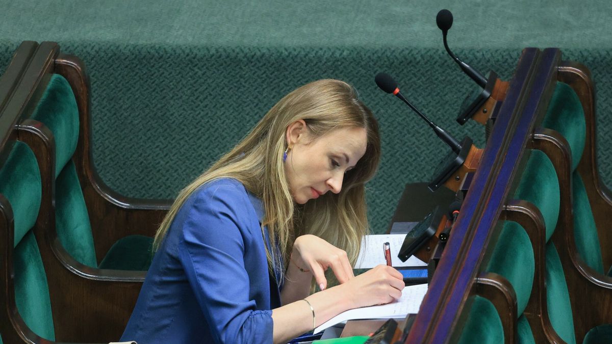 13. posiedzenie Sejmu X kadencji
Fot. Adam Burakowski/East News, Warszawa, 13.06.2024. 12. posiedzenie Sejmu X kadencji. Debata nad projektem ustawy dopuszczajacej handel w dwie niedziele w miesiacu.
N/z: ministra rodziny i polityki spolecznej Agnieszka Dziemianowicz-Bak
Adam Burakowski