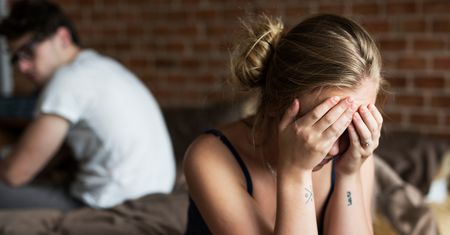Zgodziła się na seks podtrzymujący. "Zaciskałam zęby i szłam do łóżka"