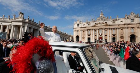 Tłumy w Watykanie. Papież Leon XIV pozdrawiał wiernych z papamobile