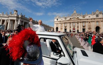Tłumy w Watykanie. Papież Leon XIV pozdrawiał wiernych z papamobile