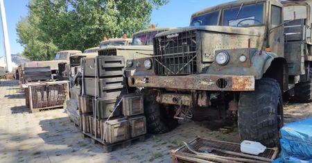 Odwiedziliśmy największy "wojskowy market" w Polsce. "Po czołg potrafi przyjść zwykły Kowalski"