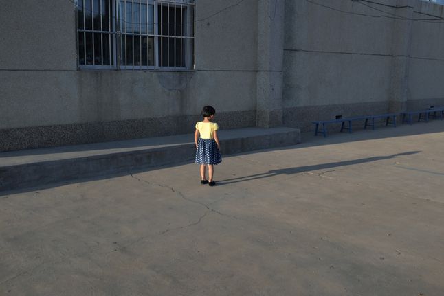 Cięta światłem fotografia wykonana przez van Ophema pokazuje samotną dziewczynkę bawiącą się ze swoim cieniem. Na pewno każdy z nas ma podobne wspomnienie z dzieciństwa. To piękne sentymentalne chwile, do których zawsze warto wracać, by nie zapomnieć, kim się jest.