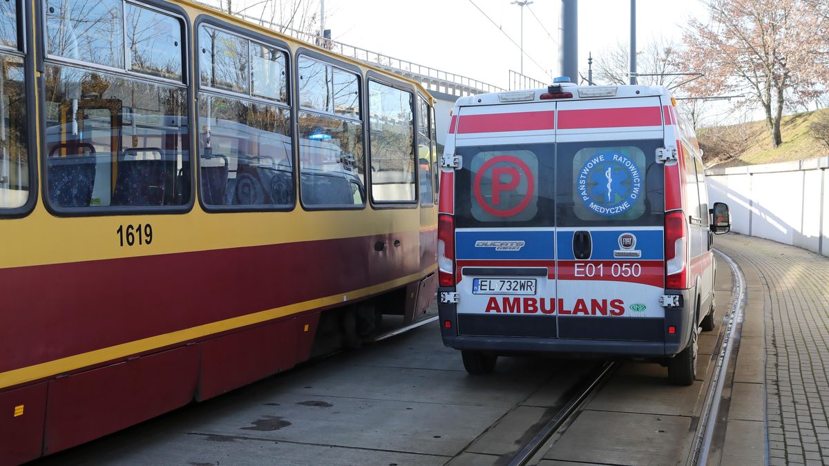Dramatyczne sceny w centrum Łodzi, nie żyje pasażerka jednego z tramwajów