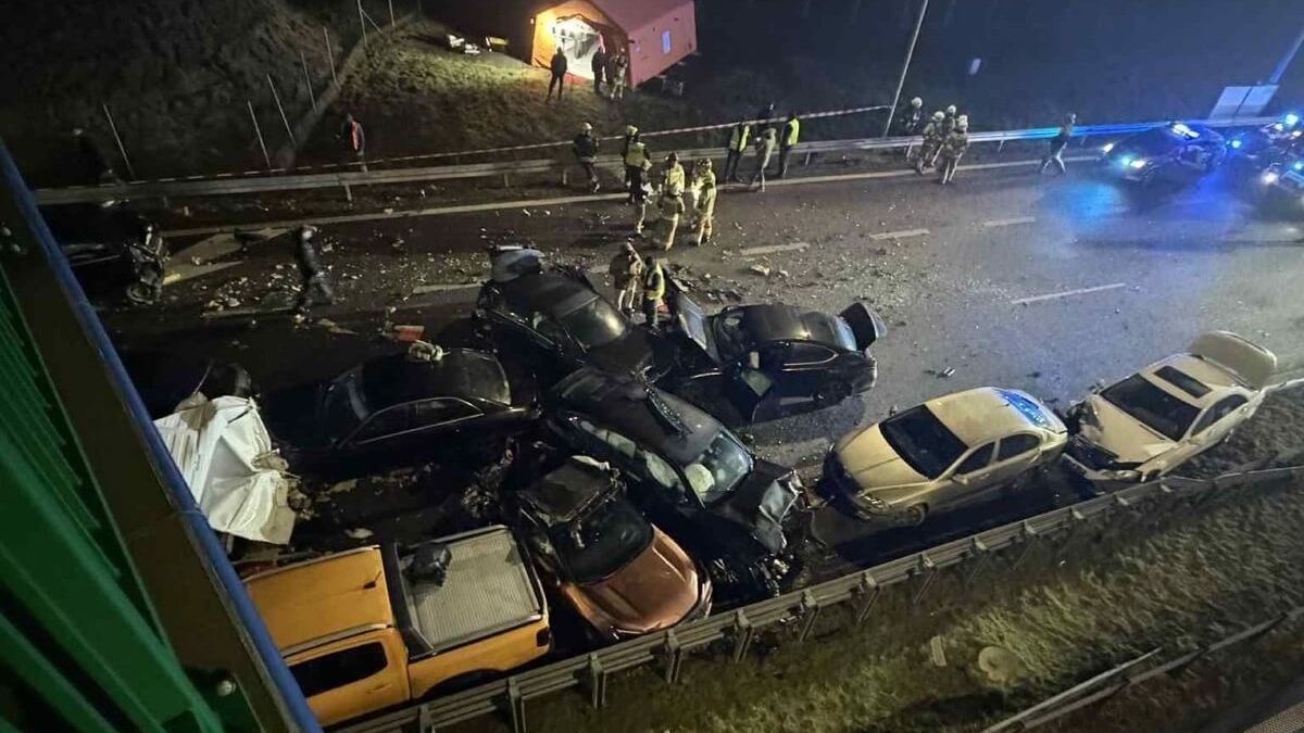 Karambol z udziałem 18 pojazdów na S19