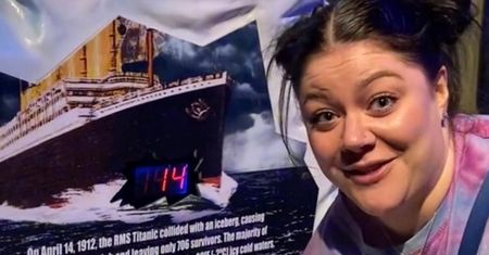 Włożyła dłoń do wody z Titanica. Oto jej reakcja