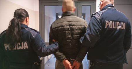 Agresywny mężczyzna zatrzymany w gminie Gozdowo. Uszkodził auta i zaatakował policjanta