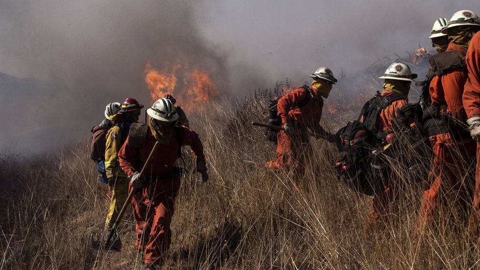 Strażacy walczą z ogniem w 