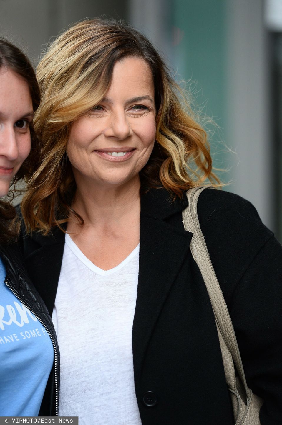 Agata Kulesza rozdaje autografy przed studio "Dzień dobry TVN"